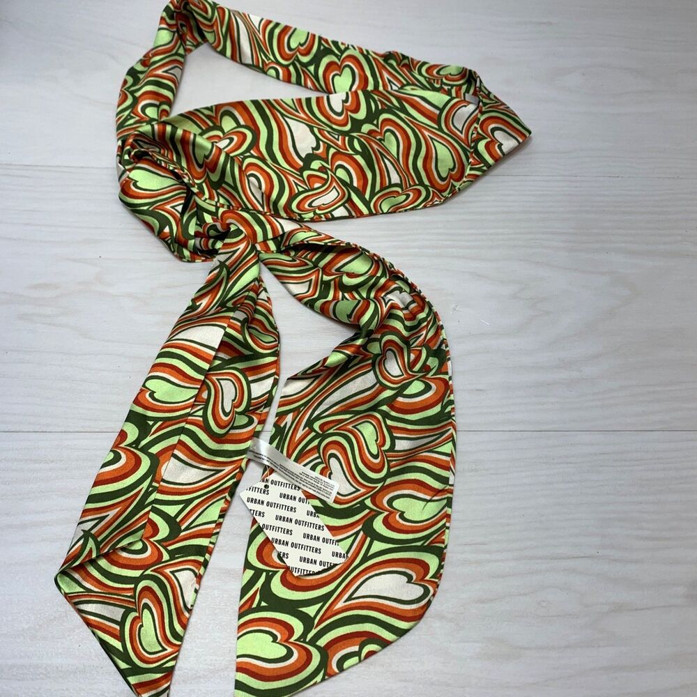 NWT URBAN OUTFITTERS SCARF HEAD ACCESSORY MULTICOLOR RETRO HEART PRINT‎ 5×72"